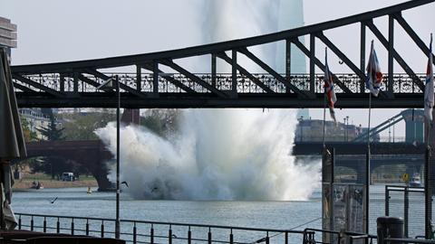 Die Sprengung verursachte eine meterhohe Wasserfontäne 