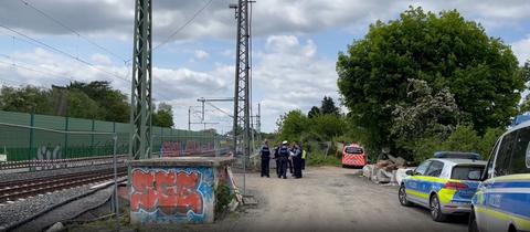 In der Nähe der Schienen am Frankfurter Berg ist eine Weltkriegsbombe gefunden worden. 