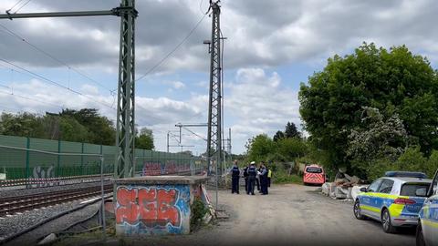 In der Nähe der Schienen am Frankfurter Berg ist eine Weltkriegsbombe gefunden worden. 