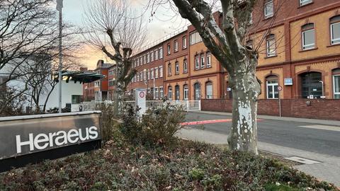 Ein Blick auf der Geläde von Heraeus in Hanau von außen.