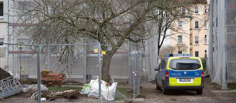 Polizeiwagen am Fundort der Bombe im Hanauer Stadtteil Nordwest.