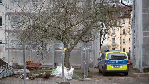 Polizeiwagen am Fundort der Bombe im Hanauer Stadtteil Nordwest.