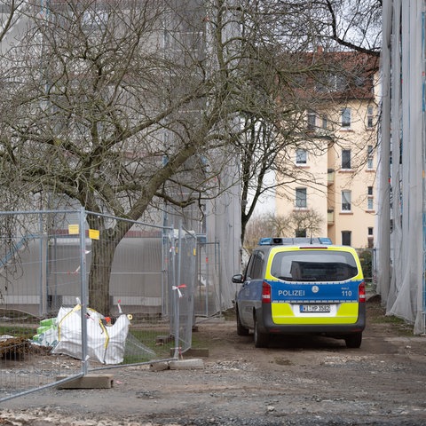 Polizeiwagen am Fundort der Bombe im Hanauer Stadtteil Nordwest.