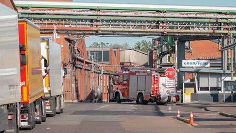 Ein Wagen der Feuerwehr steht auf einem ehemaligen Firmengelände.