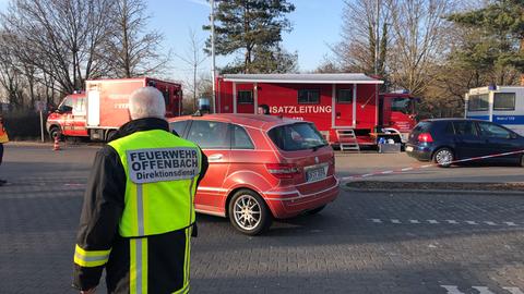 Einsatzkräfte am Bombenfund-Ort in Offenbach-Bürgel