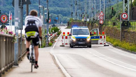 Polizeiwagen an Straßensperrung neben dem Rhein