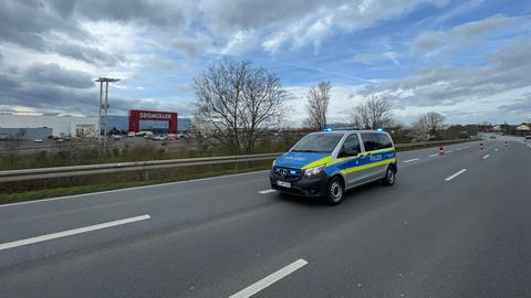 Polizeieinsatzwagen auf gesperrter Straße