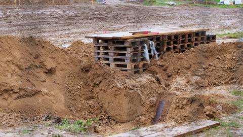 Auf einem Bauplatz nördlich des Kallebads wurde auf einem Baugelände ein Weltkriegs-Blindgänger gefunden, entschärft und abtransportiert. Im Wiesbadener Stadtteil Biebrich wurde eine Weltkriegsbombe gefunden. Die Bombe ist inzwischen entschärft und abtransportiert.