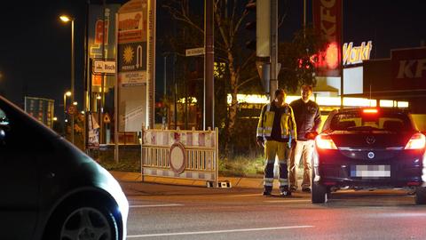 Ein Autofahrer wurde an einer Straßensperrung in Bischofsheim gestoppt.