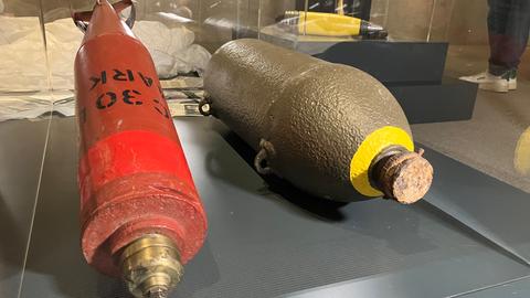 Zwei Bomben liegen in einem Glaskasten im Stadtmuseum