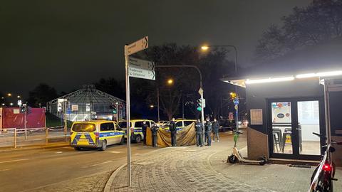 Polizeikräfte an Unfallstelle in Frankfurt-Bornheim
