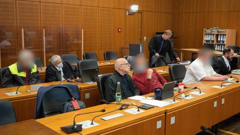 Angeklagte und Anwälte vor dem Landgericht Frankfurt 