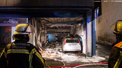 Zwei Autos brannten in der Garage komplett aus. 