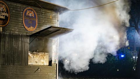 Rauch und Qualm steigt aus der Biergarten-Hütte.