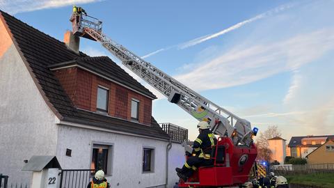 Ein Kaminbrand sorgte für Funkenflug aus dem Schornstein. 