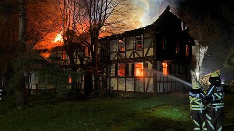 In der Nacht hat das leerstehende Haus des sogenannten "Kannibalen von Rotenburg" gebrannt. 