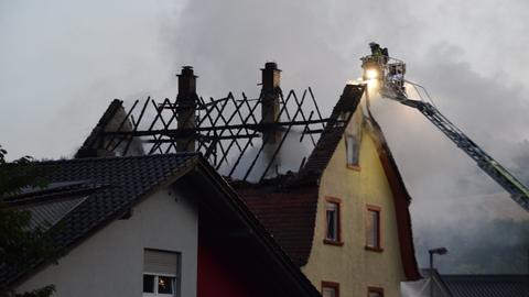 Löscharbeiten an Haus in Unter-Flockenbach