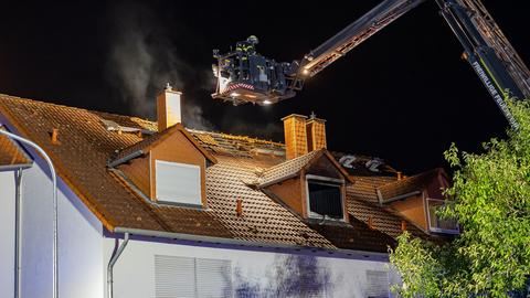 Aus noch ungeklärter Ursache fing der Dachstuhl des Hauses Feuer. 