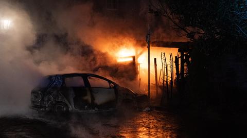 Auto und Hütte standen in Flammen.