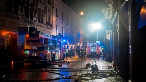 Feuerwehrkräfte bei dem Brand in der Wiesbadener Innenstadt gestern Abend. 