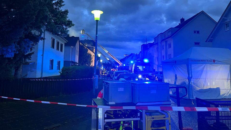 Mehrfamilienhaus brennt nach Blitzeinschlag in Hanau - Verdacht auf Windhose in der Wetterau