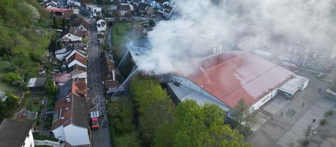 Luftaufnahme von brennender Halle in Hirschborn