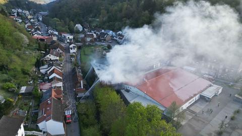 Luftaufnahme von brennender Halle in Hirschborn