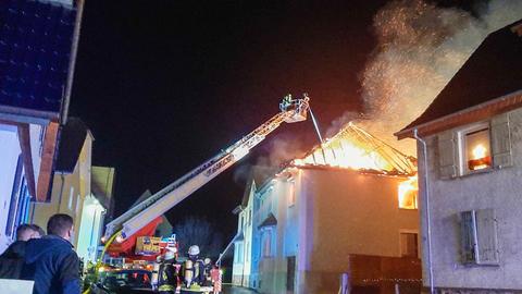 Ein Dachstuhl geriet am Freitagabend in Alsfeld in Flammen.