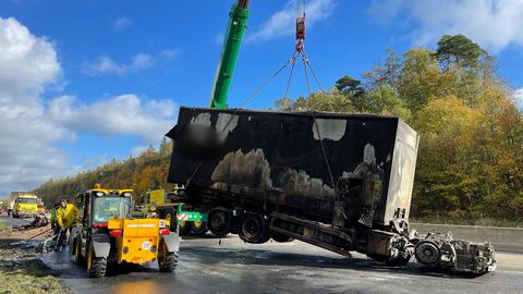 Aufräumarbeiten an der Unfallstelle auf der A7