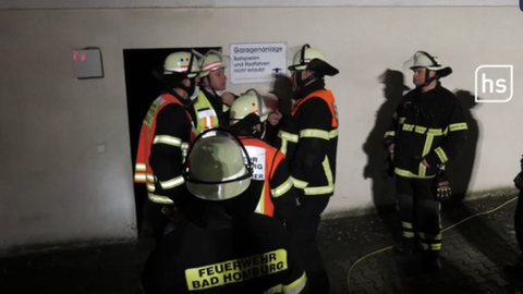 Feuerwehrleute vor einem Mehrfamilieneinsatz in Bad Homburg bei einem Einsatz