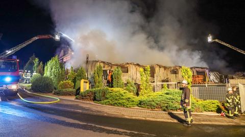 Feuerwehr kämpft gegen Hallenbrand in Bad Soden-Salmünster