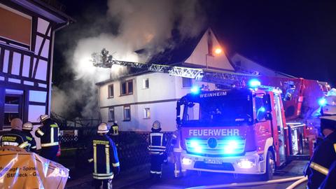 Feuerwehr löscht einen Brand, das Haus ist halb abgebrannt