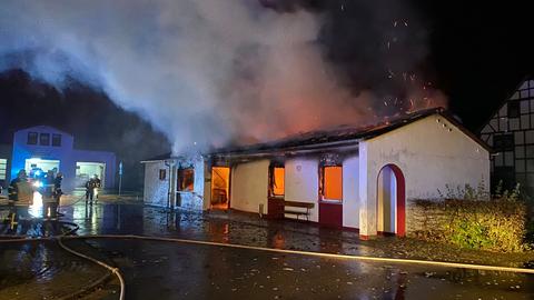 Löscharbeiten der Feuerwehr an dem brennenden Vereinsheim.
