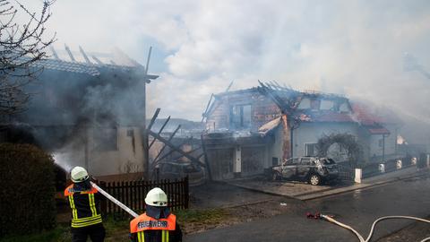 Löscharbeiten der Feuerwehr in Brensbach-Wersau