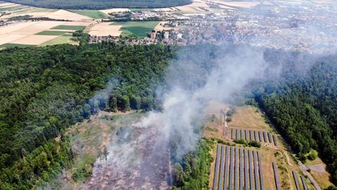 Luftaufnahme zeigt Waldbrand mit Rauchschwaden