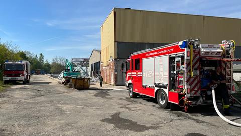 Feuerwehreinsatz in Lagerhalle in Darmstadt.