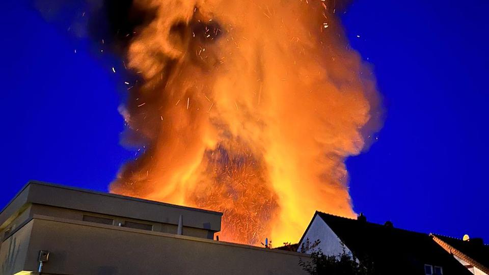 Brand in Darmstadt: Die Flammen schlagen turmhoch in den Nachthimmel