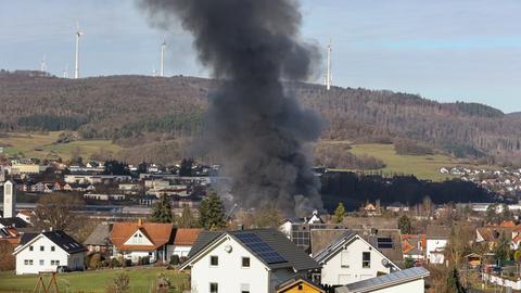 Eine Rauchsäule steigt bei dem Brand in Dautphetal in den Himmel.