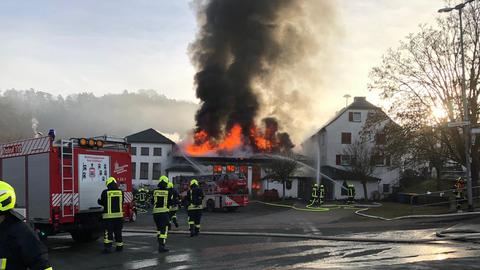Eine Mehrzweckhalle in Dillenburg-Oberscheld ist am Samstagmorgen abgebrannt