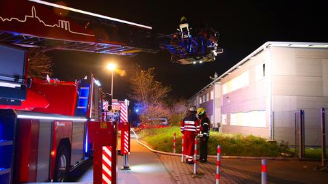 Feuerwehrleute stehen auf einer Drehleiter.