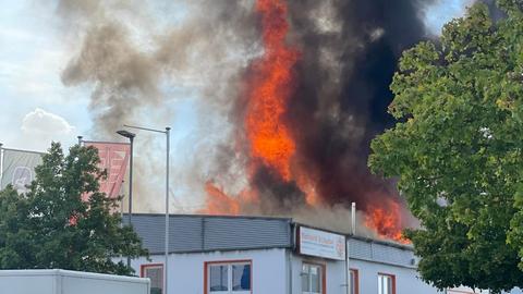 Im Florstädter Stadtteil Nieder-Mockstadt brennt ein Firmengebäude.