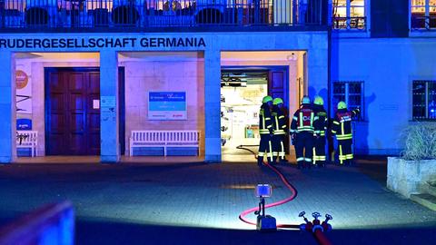 Feuerwehrleute im Einsatz bei Frankfurter Ruderclub