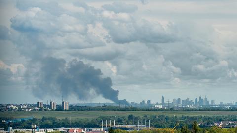 Die Rauchsäule des Lagerhallenbrand in Frankfurt-Griesheim ist weithin sichtbar