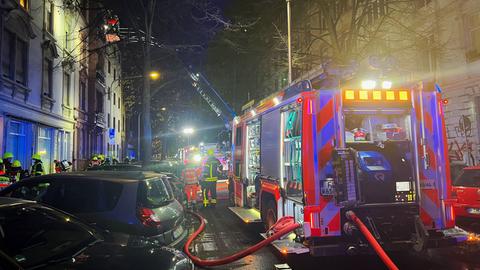 Feuerwehrleute an der Einsatzstelle in Frankfurt-Sachsenhausen. 