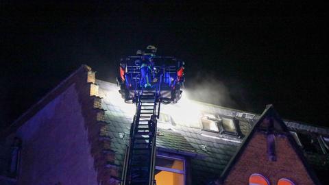 Die Feuerwehr rettet die Bewohner eines in Brand geratenen Wohnhauses in Fulda mit der Drehleiter.