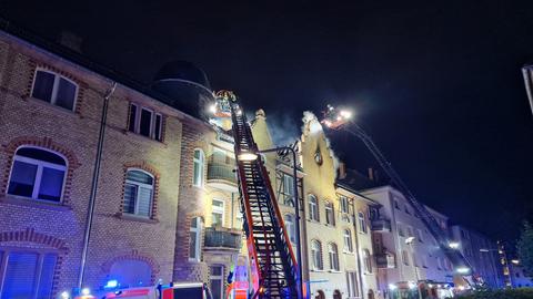 Die Feuerwehr bei den Löscharbeiten am Haus in Frankfurt-Gallus.