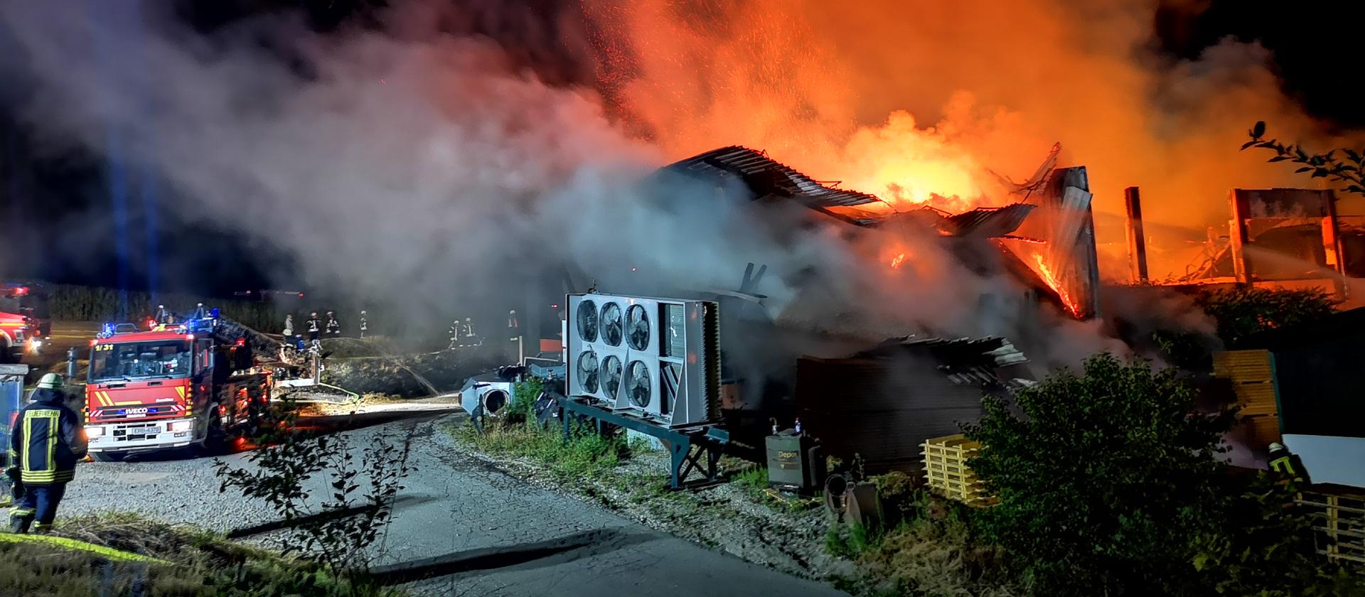 Auflodernde Flammen beim Brand in einem Sägewerk in Grasellenbach