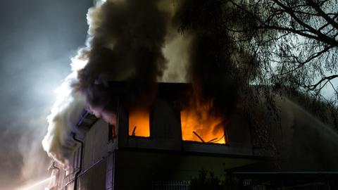 Rauch steigt aus der brennenden Lagerhalle. 