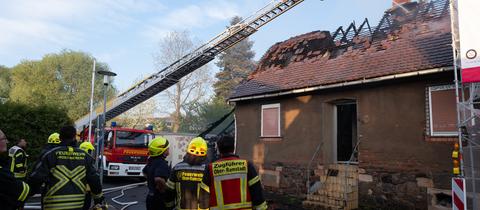 Feuerwehrleute bei Einsatz an brennendem Haus in Groß-Bieberau