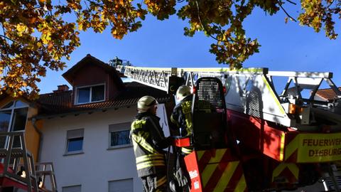 Die Feuerwehr am Einsatzort in Groß-Zimmern. 